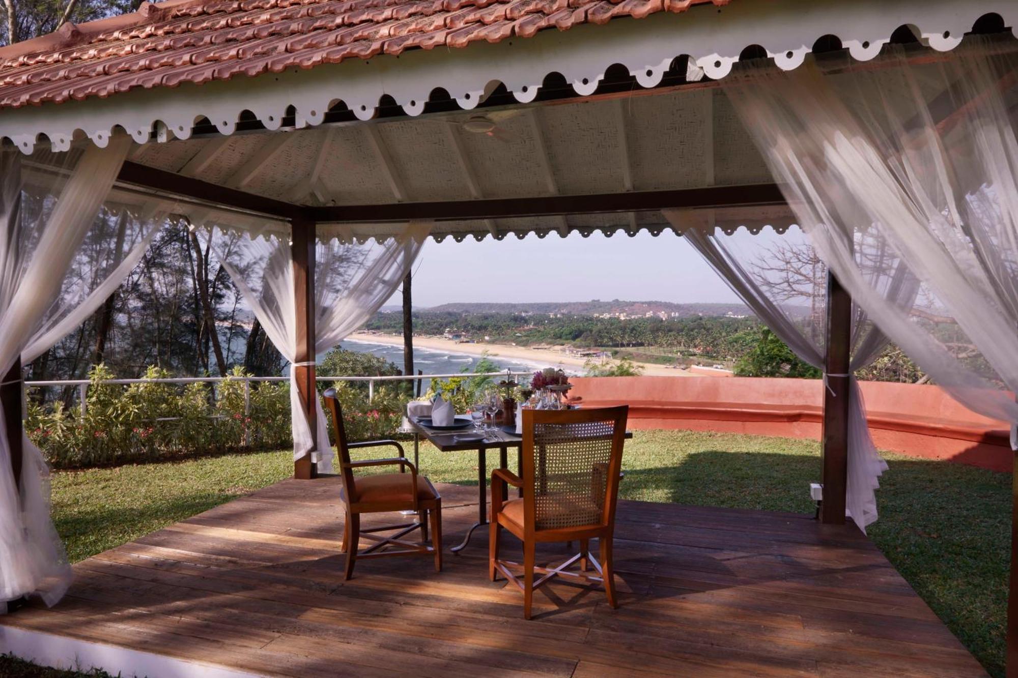 Taj Fort Aguada Resort & Spa, Goa Sinquerim Exteriér fotografie A view of the beach from the resort