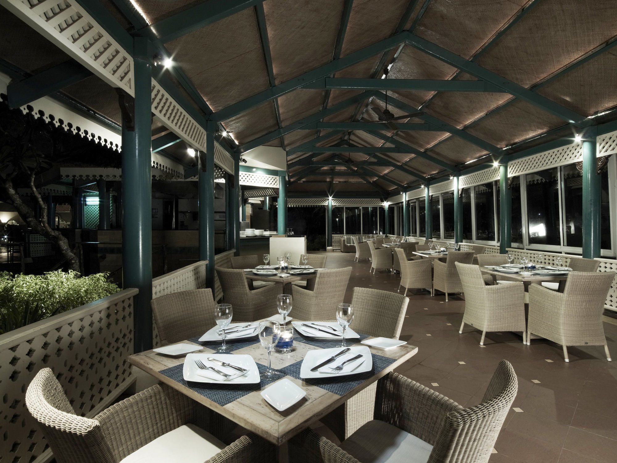 Taj Fort Aguada Resort & Spa, Goa Sinquerim Restaurace fotografie The interior of the restaurant
