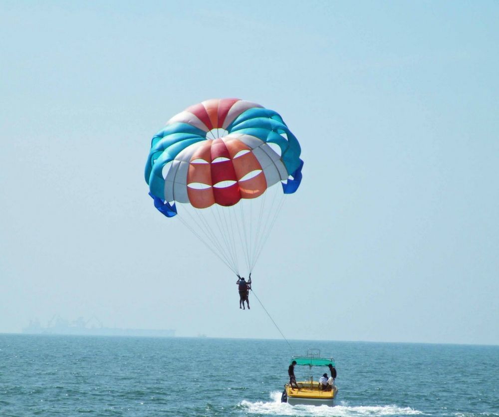 Taj Fort Aguada Resort & Spa, Goa Sinquerim Exteriér fotografie Parasailing in Pattaya, Thailand